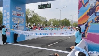 人形机器人半马奖项发布！宇树科技回应G1摔倒：未参赛，最近事多！夺冠机器人背后股东涉这些上市公司