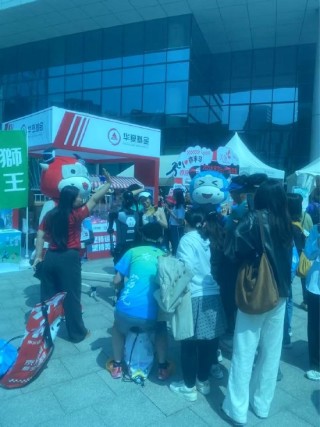 视频|人形机器人半马天工夺冠！华夏基金成赢家！现场展台人气爆棚 机器人ETF三年增34倍、今年增182%达116亿