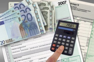 如何看待实物黄金价格和黄金价格的关系？这种关系对消费者有何影响？