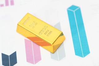 如何理解黄金作为一种资产的价值衡量？这种价值衡量如何影响黄金的交易价格？