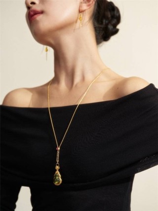 一件珠宝点亮春日场景，MiNG名皇珠宝以“天然质感”回应穿搭需求