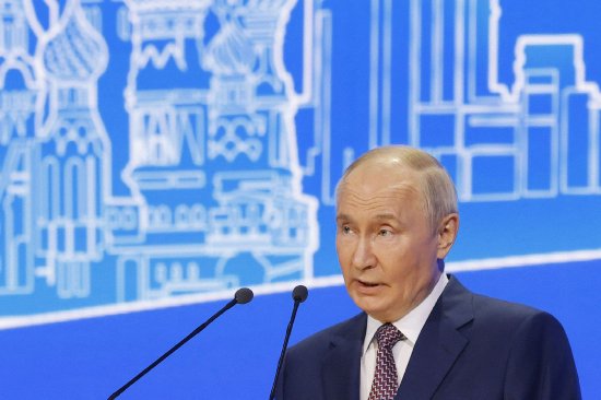 外盘头条：普京据称正在试探特朗普 欧盟对苹果和Meta罚款料将相对温和 经济学家下调2025年美国经济增长预期  第3张