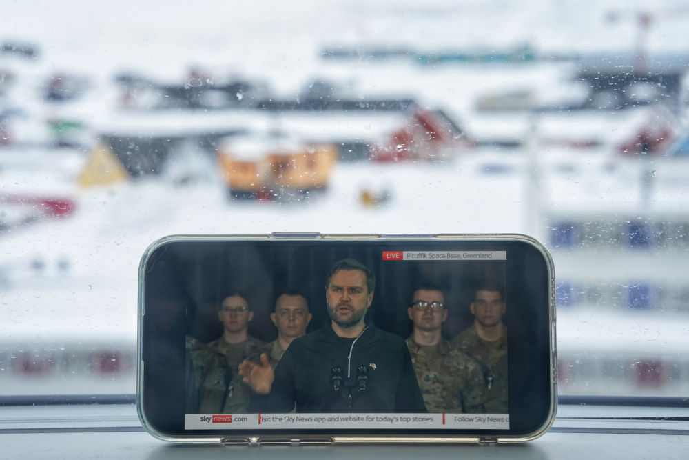 不装了！万斯登格陵兰岛鼓吹“脱丹入美”  第1张