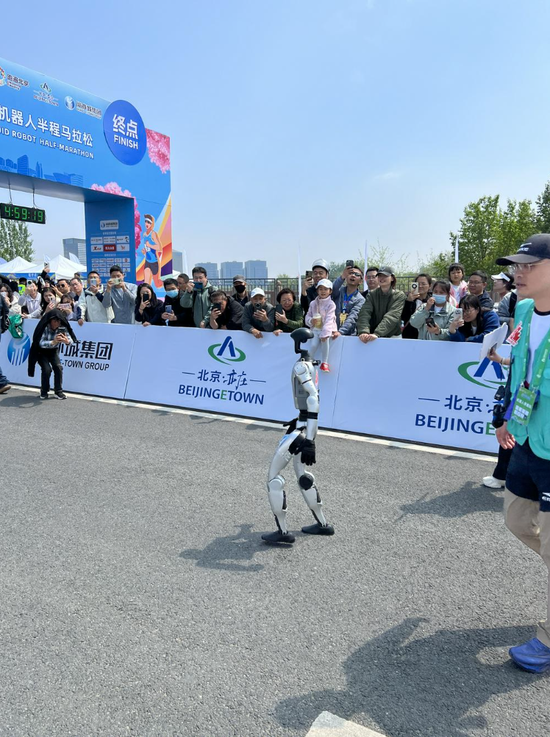 人形机器人半马奖项发布！宇树科技回应G1摔倒：未参赛，最近事多！夺冠机器人背后股东涉这些上市公司  第9张