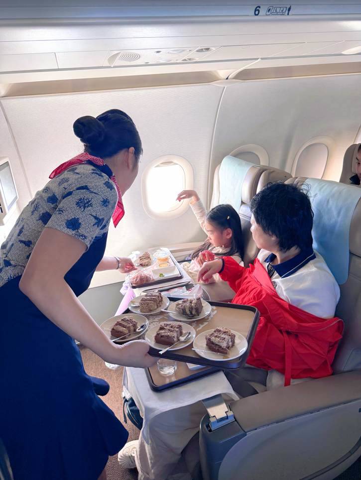 搭建“沪藏”天路 东航“上海―日喀则”直飞航线今日成功首航  第4张