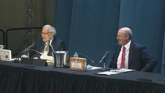 直击2025年巴菲特股东大会：贸易不应成为武器 市场波动实属常态 突然宣布年底卸任CEO  第2张