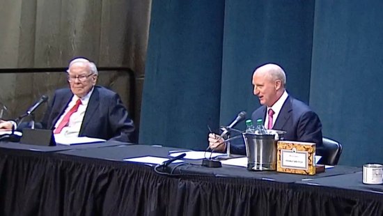 直击2025年巴菲特股东大会：贸易不应成为武器 市场波动实属常态 突然宣布年底卸任CEO  第3张