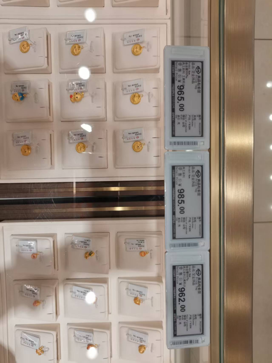 金价踩下“急刹车”：有人排队抛售 有人抄底抢购  第3张