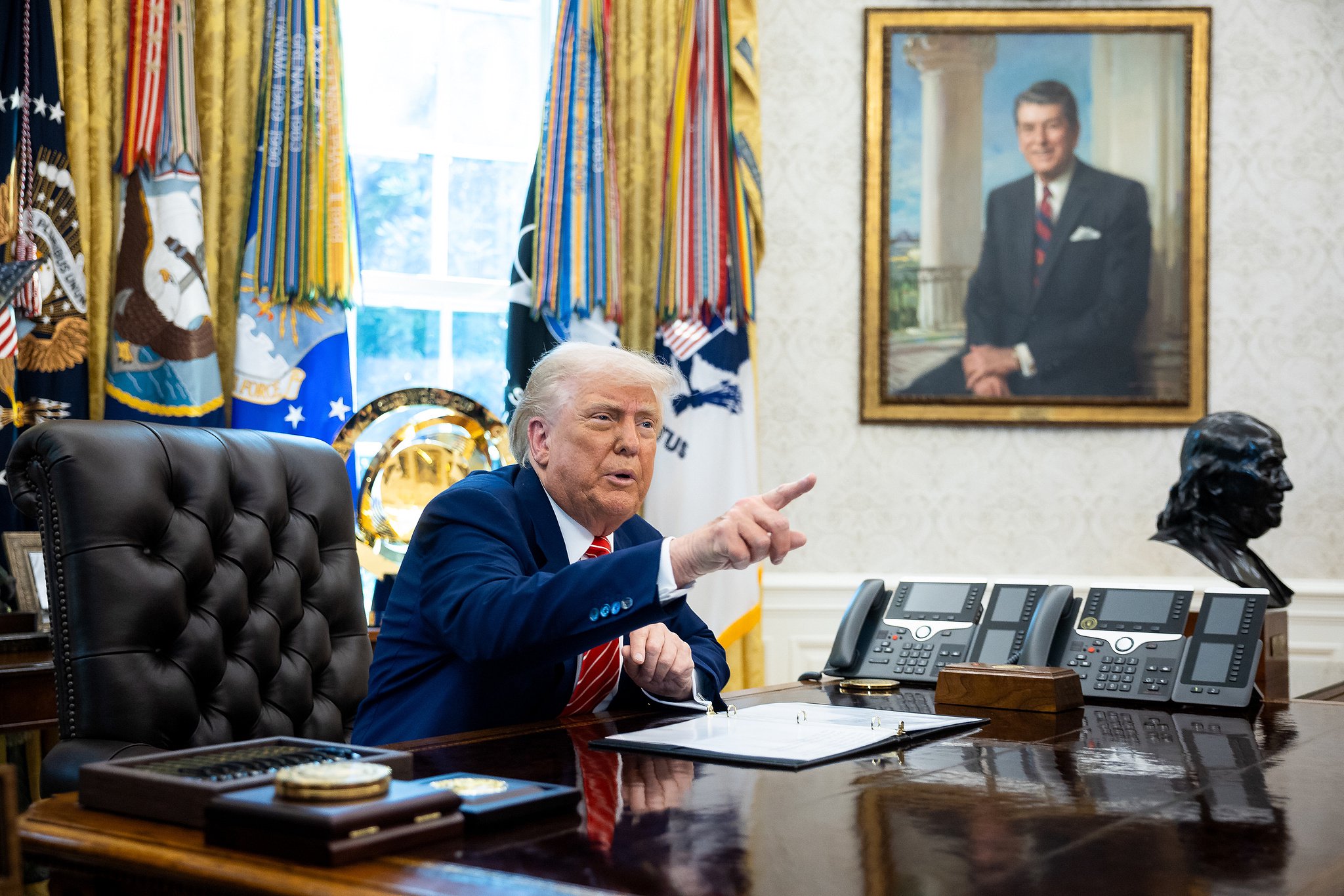 特朗普称美国汽车制造商“必须在国内生产整车”  第1张