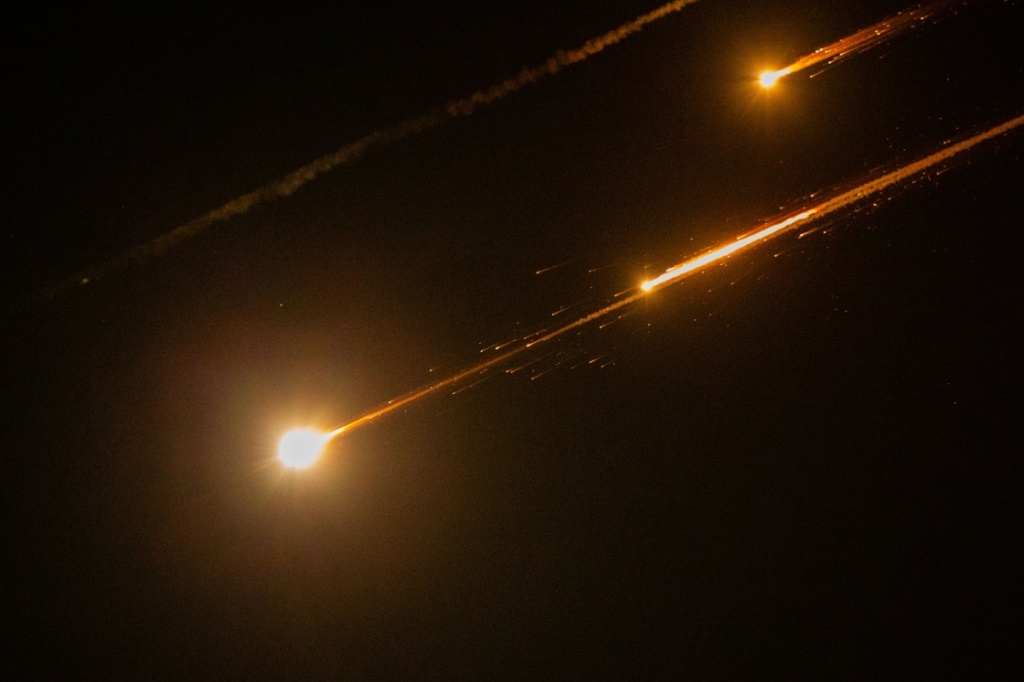 以军称监测到伊朗新一轮导弹袭击，多地响起防空警报  第1张