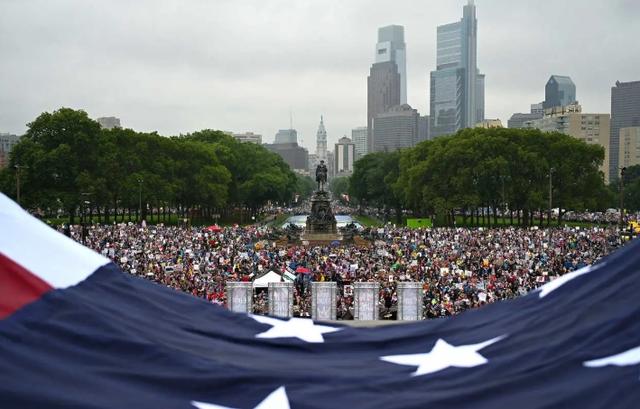 “不要国王！”抗议席卷全美，示威者涌入街头与警方发生冲突  第2张