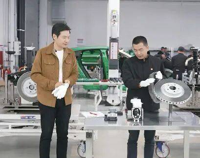 雷军直播现场拆小米YU7：希望大家说公道话，不要故意找茬！门把手设计非常领先，车轮易撞掉是“丢轮保车，四两拨千斤”的策略  第3张